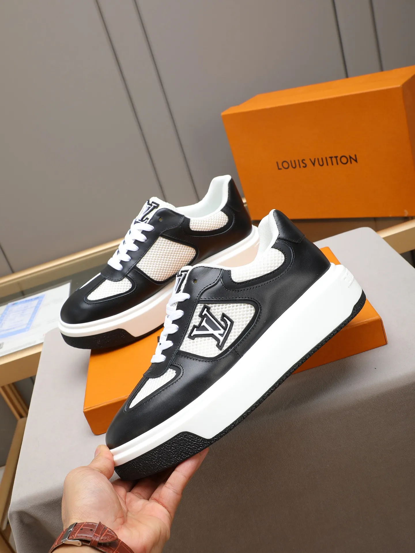 Men's shoes 💰460 New men's shoes LV fashion trend Made of first-layer calfskin➕breathable mesh lining! The foot feels super comfortable and the workmanship is impeccable. Foam ultra-light outsole, size: 38-44 (45 customized) 2 colors to choose from!